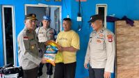 FOTO KLIK_Kapolsek Sekupang Serahkan Sembako kepada Korban Longsor di Tanjung Pinggir Kapolsek Sekupang Serahkan Sembako kepada Korban Longsor di Tanjung Pinggir