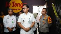 FOTO KLIK_Pemko dan Polrestabes Medan Segel De Tonga Bar, Kuat Dugaan Ganggu Warga dan Jadi Sarang Narkoba Pemko dan Polrestabes Medan Segel De Tonga Bar, Kuat Dugaan Ganggu Warga dan Jadi Sarang Narkoba