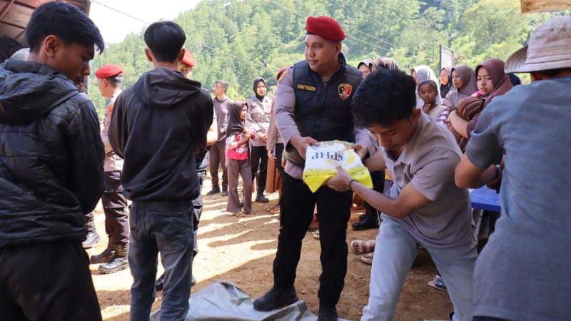 Polres Aceh Tengah dan Mahasiswa Beri Bantuan dan Hiburan untuk Korban Bencana Lut Tawar