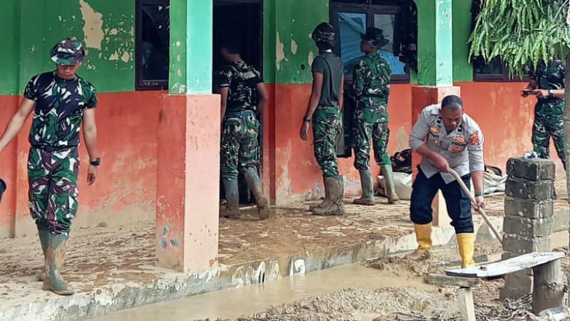 TNI–Polri Bersama Warga Bersihkan Sekolah dan Puskesmas Pascabanjir di Rusip Antara