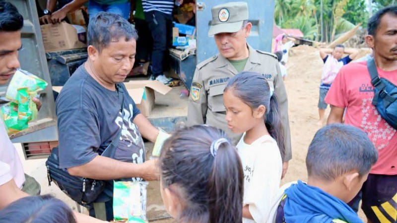 Wabup Tapteng Serahkan Bantuan Sembako kepada Korban Bencana di Tukka