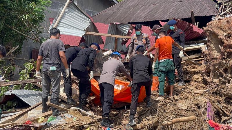 Momen Haru Operasi Longsor Sibolga: Brimob Temukan Jenazah Ibu Kandung Rekannya Sendiri di Tengah Evakuasi