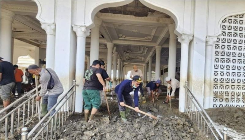 Tim Kemenag Aceh dan Bireuen Bersihkan Masjid Jami' Pante Baro Pascabencana Banjir