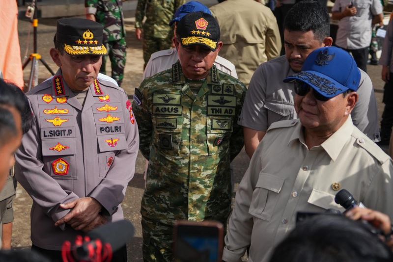 Presiden Prabowo dan Kapolri Tinjau Pengungsian Korban Banjir di Tapanuli Tengah