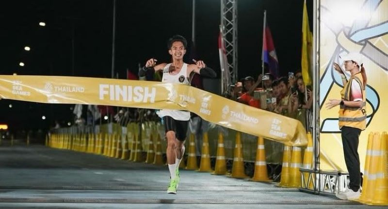Atlet Lari Nasional Robi Syianturi Lelang Sepatu Emas SEA Games 2025 untuk Pembangunan Masjid, Raffi Ahmad Menang Rp150 Juta