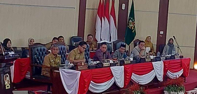 Kontroversi Posisi Duduk Sekda Medan di Paripurna DPRD: Dituding “Nempel” ke Walikota, Menuai Kritik Fraksi Golkar