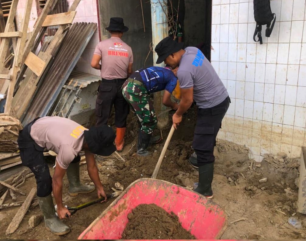 Brimob Polda Sumut Terus Bergerak, Bersihkan Rumah Warga Terdampak Longsor di Batang Toru
