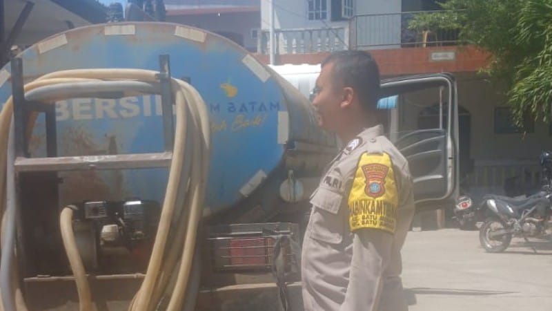 Suplay Air Bersih Masih Terganggu di Tanjung Sengkuang, Polsek Batu Ampar Terus Kawal Pendistribusian