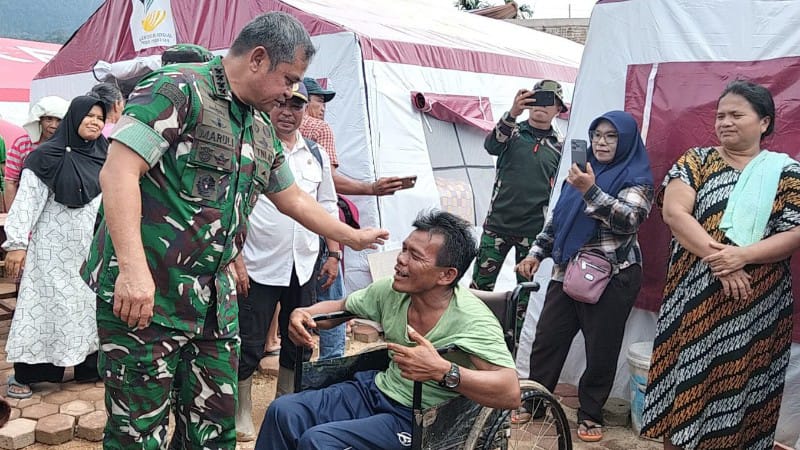 KSAD Maruli Simanjuntak Berikan Bantuan Peralatan Sekolah di Hutanabolon