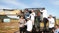 Kapolres Tapteng Dukung Rehabilitasi Sawah Pasca Bencana di Desa Sigotom