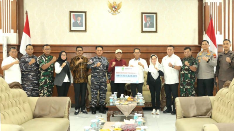 Kapolresta Barelang Dampingi Wali Kota Batam Serahkan Bantuan Korban Bencana Alam Aceh