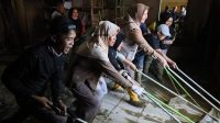 Ketua TP PKK Aceh Apresiasi Dedikasi Guru SLB Aceh Tamiang Bersihkan Lumpur