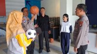 Polsek Lubuk Baja Serahkan Sarana Olahraga untuk SMK Putra Jaya