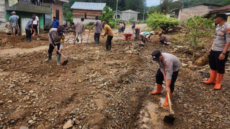 Polsek Pegasing dan Warga Bersihkan Jalan Takengon–Celala Pascabanjir