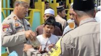 Program Jumat Berkah, Polsek Sekupang Bagikan Nasi Bungkus di Masjid Al-Jamaah