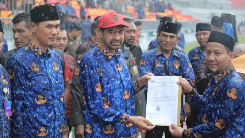 Ribuan Honorer Aceh Terima SK PPPK Paruh Waktu di Tengah Hujan Deras