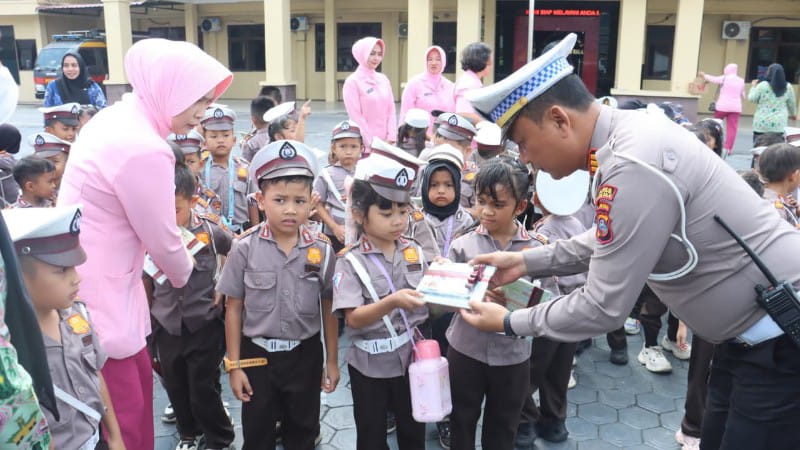 TK Kemala Bhayangkari Kenalkan Anak tentang Kepolisian dan Tertib Lalu Lintas