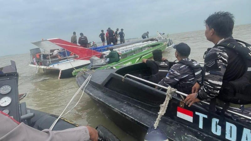 TNI AL Evakuasi Crew Kapal Tenggelam di Perairan Pulau Parit Karimun
