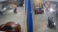 Geng Motor Aksi Brutal Geng Motor di Medan Terekam CCTV, Warga Kritis Usai Dilempar Batu