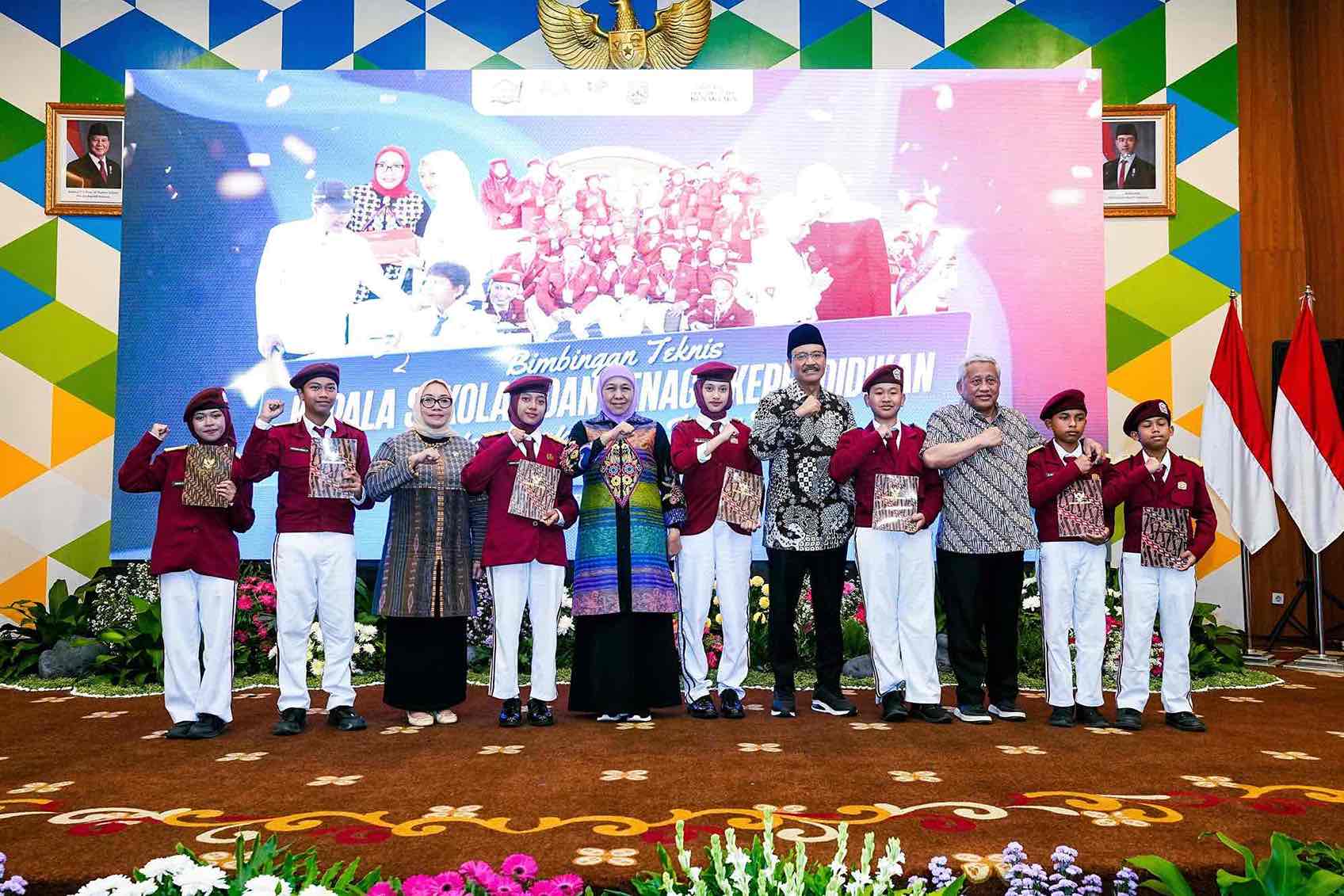 Gus Ipul Ajak Wali Asrama dan Wali Asuh Sekolah Rakyat Jawa Timur Berikrar Asuh Siswa Sepenuh Hati