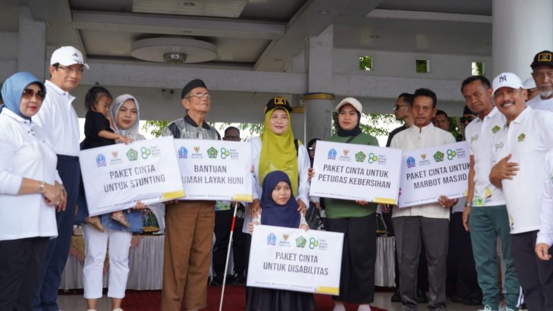 Menteri Agama Serahkan Paket Cinta untuk Marbot dan Petugas Kebersihan di Puncak HAB ke-80 Sulsel