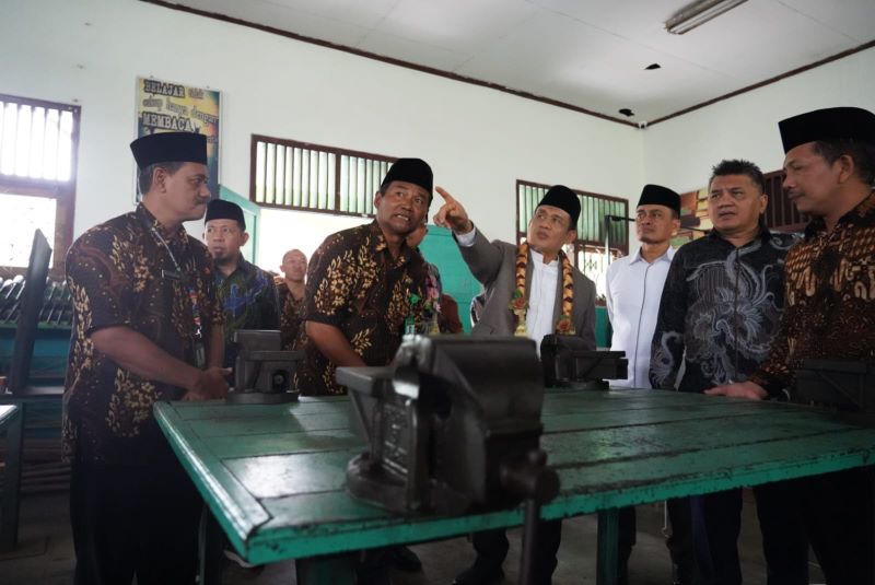 Wamenag Romo Syafii Kagum Transformasi MAN 1 Karanganyar: Madrasah Kini Mampu Bersaing dengan SMK Teknik