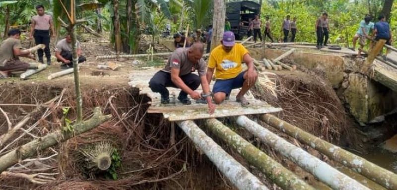 Brimob Polda Sumut Bangun Jembatan Darurat di Tapsel, Akses Warga Sayur Matinggi Kembali Normal
