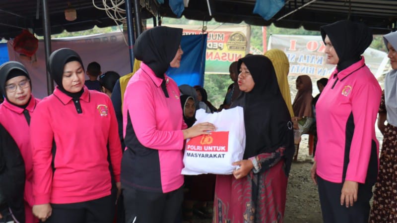 Bhayangkari Aceh Tengah Salurkan 89 Paket Bantuan untuk Korban Bencana