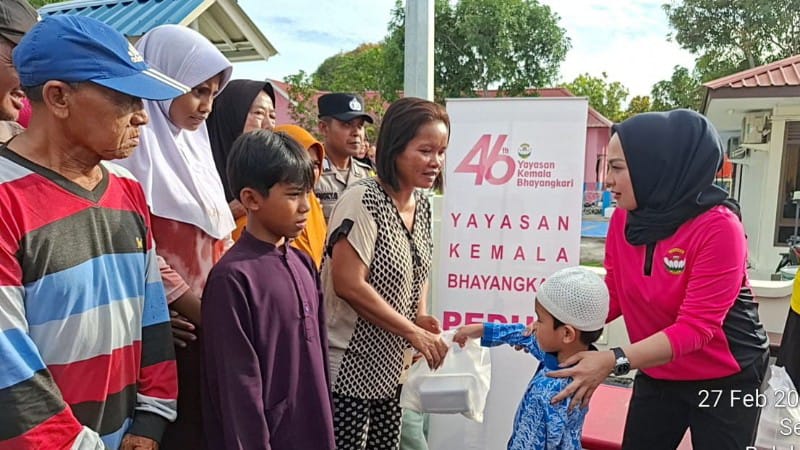 Bhayangkari Barelang Bagikan Takjil dan Sembako Semarakkan Ramadan 2026