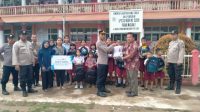 Kapolri Salurkan Ratusan Paket Sekolah untuk Siswa Korban Banjir Tapteng