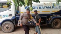 FOTO KLIK_Pasokan Air Bersih Masih Terganggu, Polsek Batu Ampar Kawal Distribusi di Tanjung Sengkuang Pasokan Air Bersih Masih Terganggu, Polsek Batu Ampar Kawal Distribusi di Tanjung Sengkuang