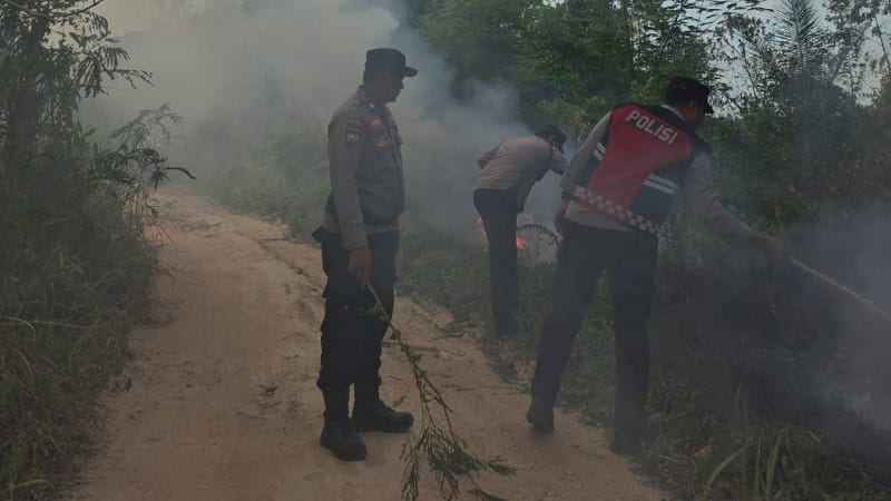 Polisi dan Damkar Bergerak Cepat Padamkan Kebakaran Lahan di Belakang Puskesmas Tiban Baru