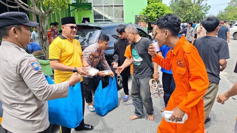 Polsek Batam Kota Bagikan Nasi Bungkus untuk Jamaah Masjid Nurul Abidin