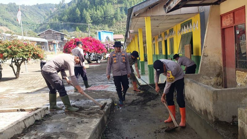 Polsek Kota Takengon Gotong Royong Pulihkan SD Negeri 9 Kebayakan Pascabanjir