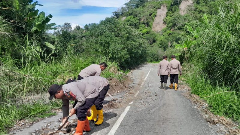 Polsek Kute Panang Bersihkan Akses Penghubung Aceh Tengah Menuju Bener Meriah