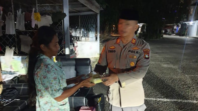 Polsek Lubuk Baja Gelar Sahur On The Road Bagikan 50 Nasi Kotak