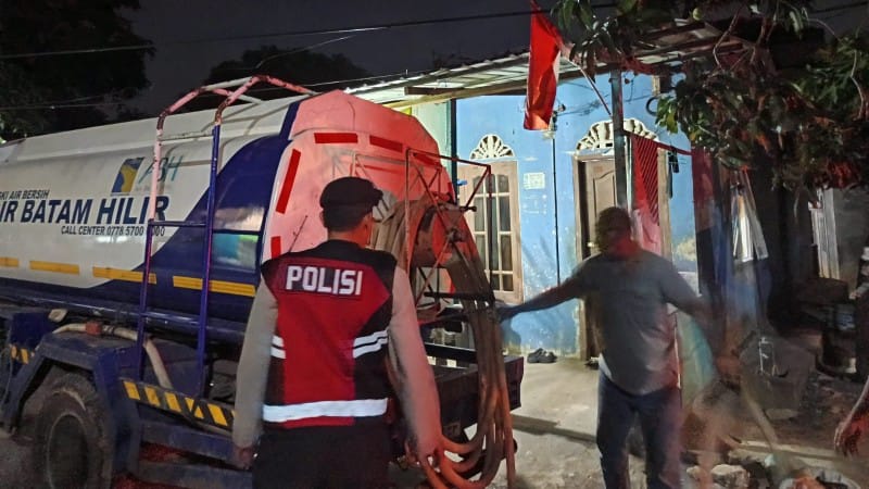 Polsek Lubuk Baja Kawal Distribusi Air Bersih untuk Warga Tanjung Uma