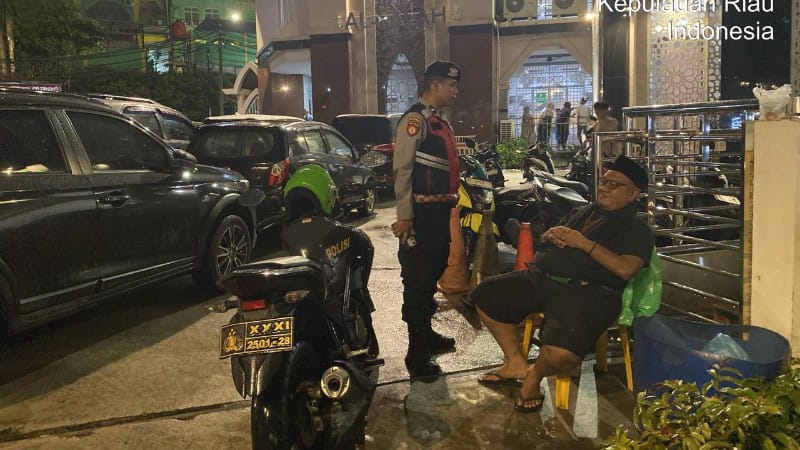 Polsek Lubuk Baja Kawal Salat Isya dan Tarawih di Masjid Al Falah