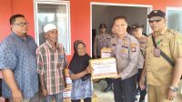 Polsek Nongsa Serahkan Bantuan Sosial untuk Warga Relokasi Pulau Ngenang
