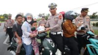 Satlantas Polres Sergai Bagikan 100 Takjil di Jalinsum