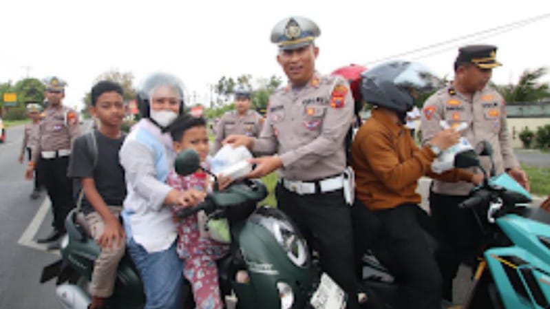 Satlantas Polres Sergai Bagikan 100 Takjil di Jalinsum