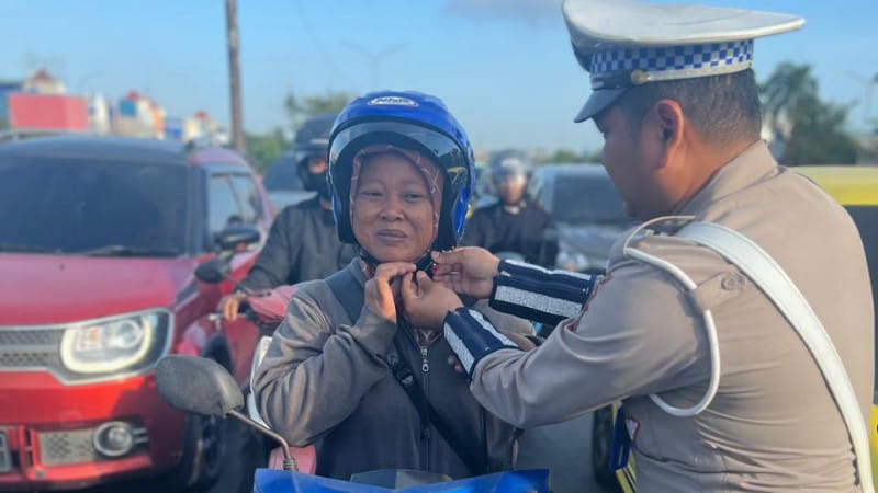 Satlantas Polresta Barelang Bagikan Helm dan Edukasi Pengendara di Batam
