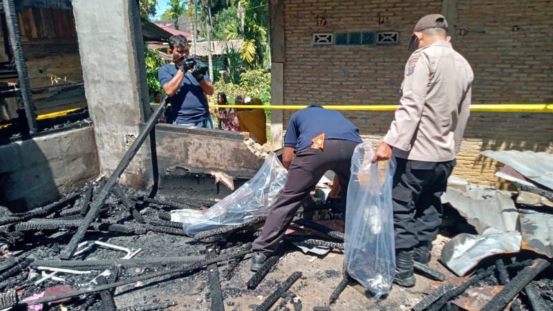 Suami Bakar Rumah Sendiri di Tapteng, Polisi Lakukan Olah TKP