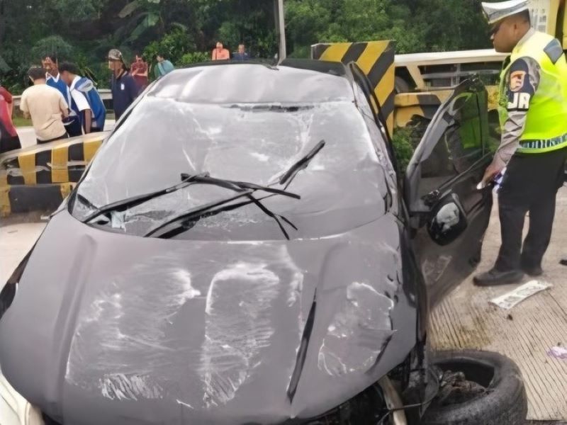 Kecelakaan Tunggal di Tol Jagorawi, Mobil Aktris Diva Mara Hefri Siregar Terbalik Ditabrak Truk
