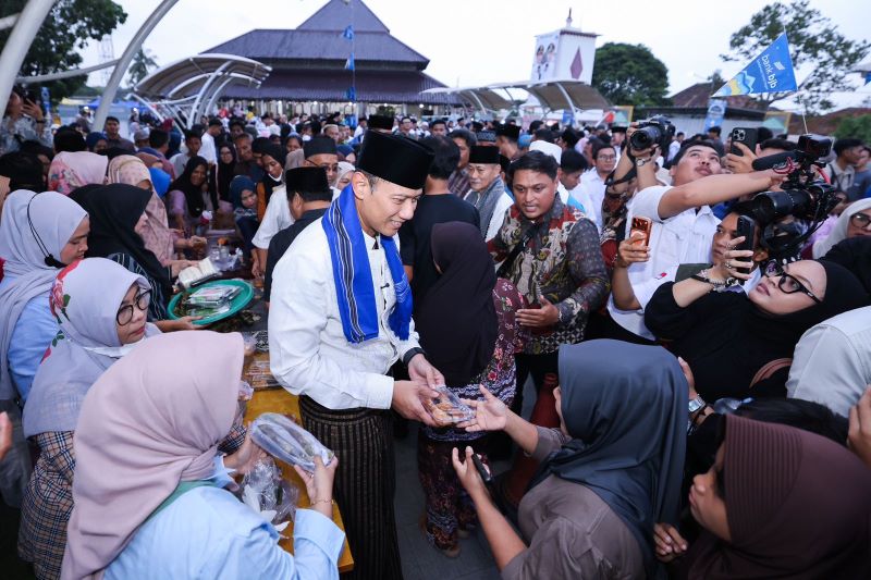 Menko AHY Bagikan Takjil dan Belanja di Pasar Rakyat, Bazar Syiar Serang Semarak Jelang Berbuka