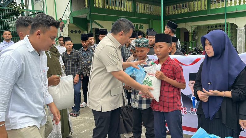 Wakil Ketua DPRD Medan Zulkarnaen Serahkan 200 Paket Sembako ke Panti Asuhan di Medan Deli