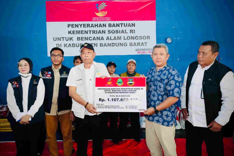 Wamensos Agus Jabo Serahkan Santunan Rp15 Juta untuk Korban Longsor Cisarua Bandung Barat