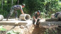 Air Mengalir, Asa Menguat: Satgas TMMD Kebumen Bangun Gorong-gorong di Jalan Rabat Beton