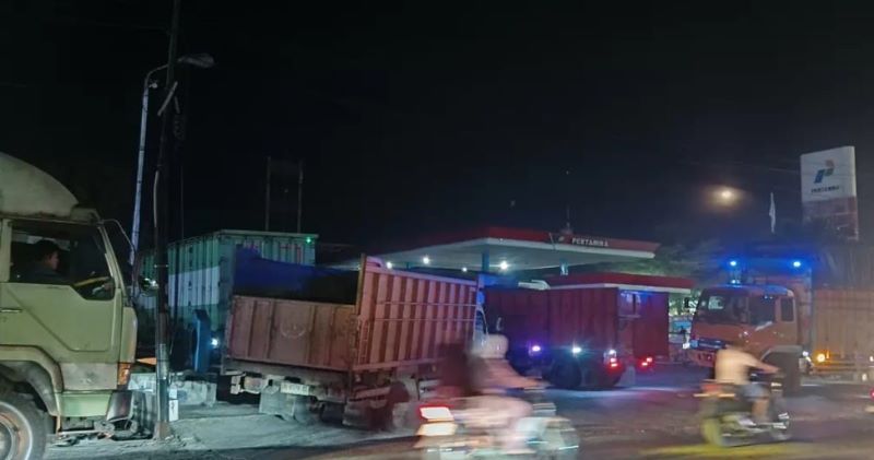 Antrian Truk Mengular di SPBU Firdaus Sei Rampah, Sopir Mengaku Sudah Menunggu Sejak Sore