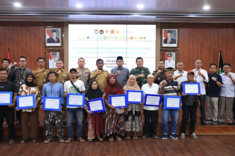 Pemko Binjai Serahkan Bantuan Perbaikan Rumah Tahap II Korban Siklon Senyar, 15 Unit Terima Rp30 Juta